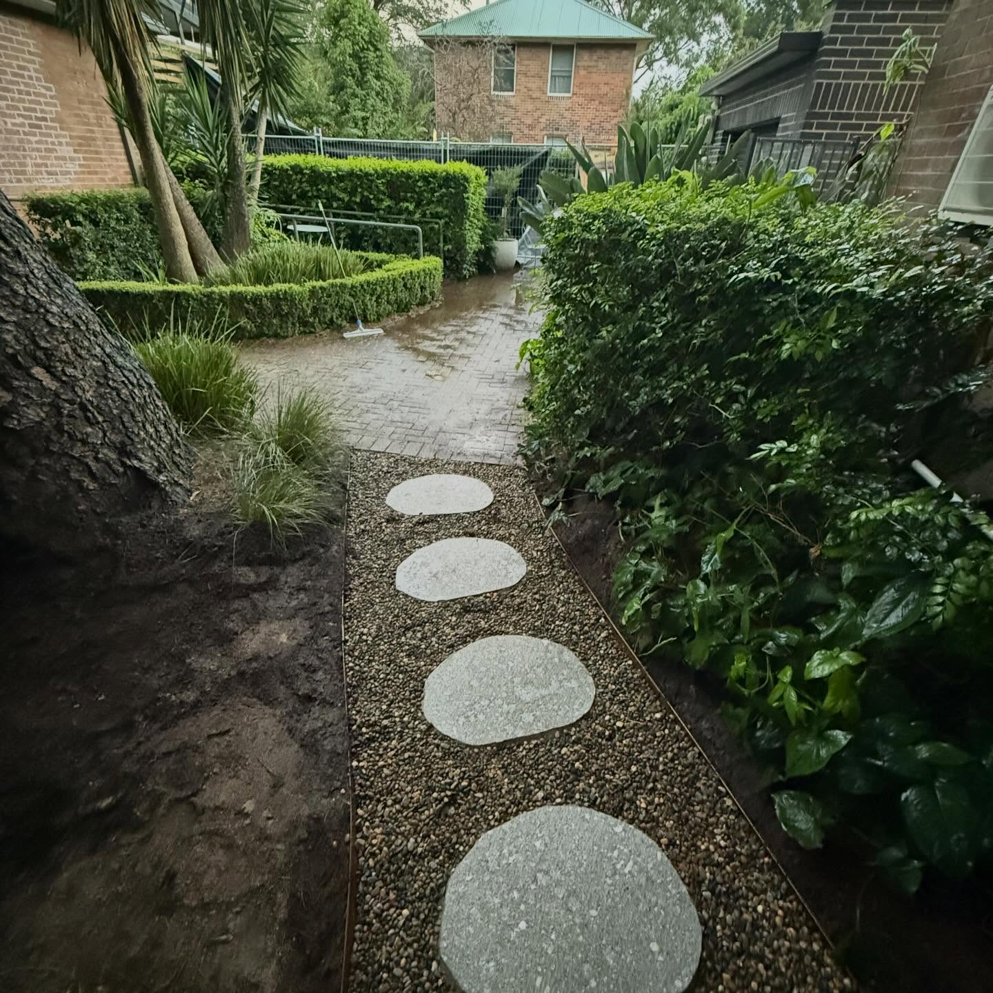 Long-lasting outdoor presentation